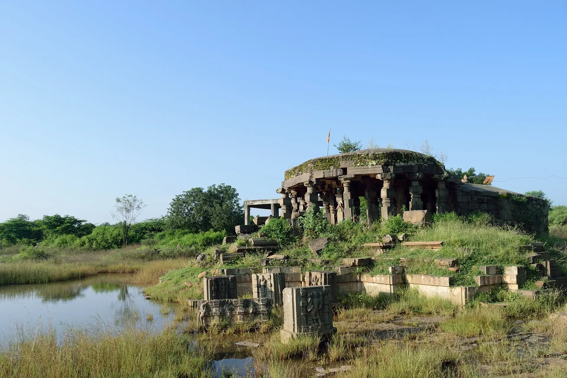 अंबाजोगाई का भग्न बाराखांबी अथवा सकलेश्वर मंदिर।
