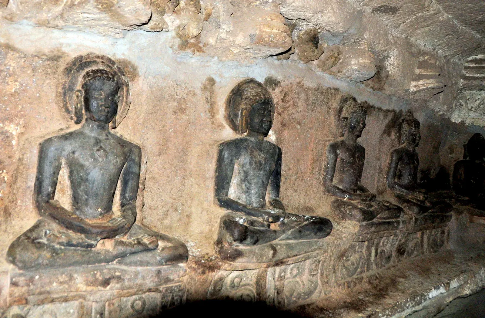 महाराष्ट्र की मांगीतुंगी गुफाओं में शिलाओं में उत्कीर्ण तीर्थंकर प्रतिमाएँ, आसीन एवं खड्गासन, दिगंबर विधि से निराभूषण एवं बिना नेत्र लगाए।