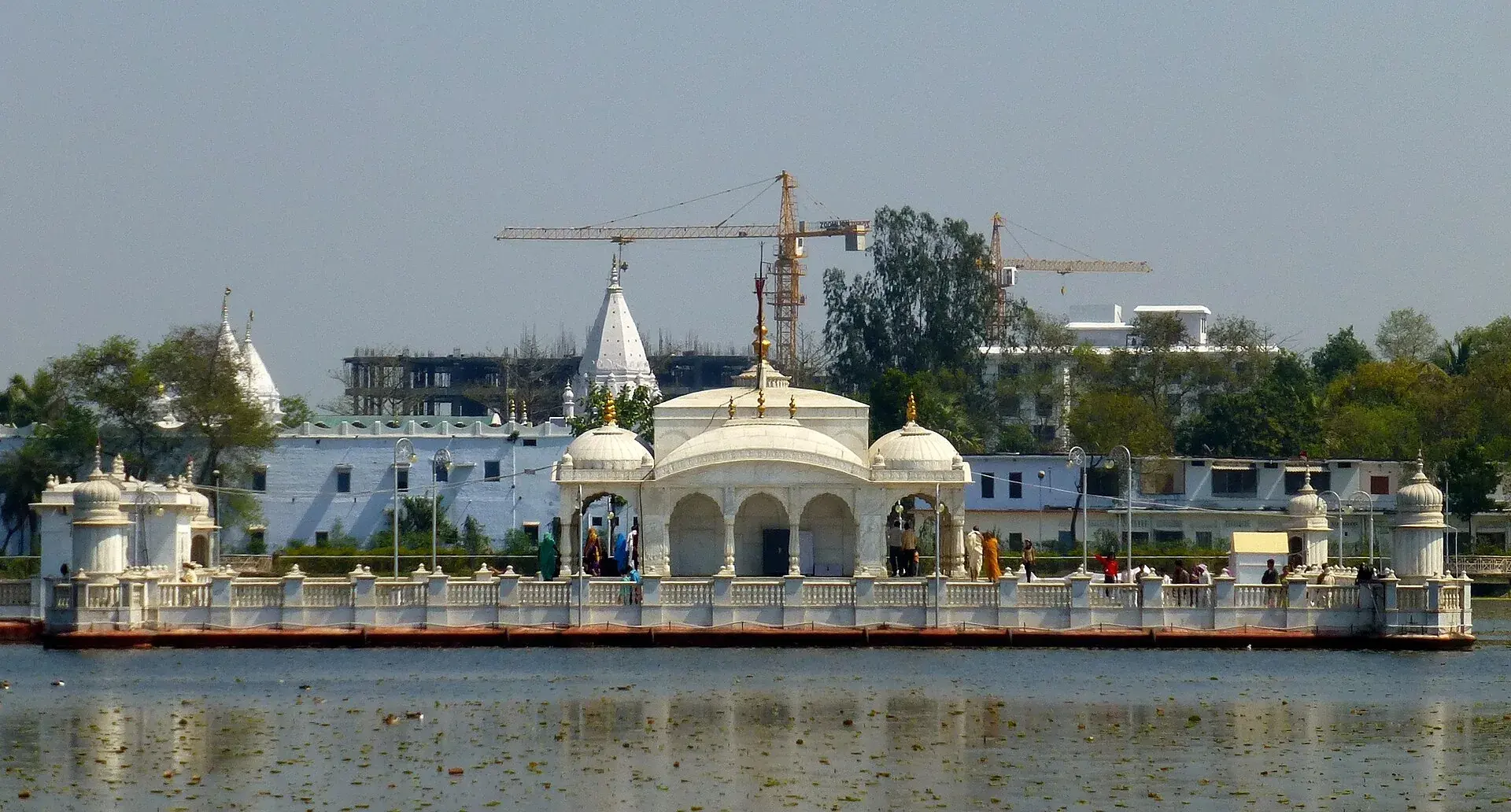 पावापुरी येथे कमळसरोवराच्या मध्यभागी असलेले पांढऱ्या संगमरवराचे मंदिर, जिथे लांब पुलाने पोहोचता येते.