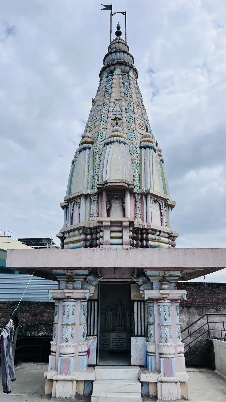 The shikhar of the kshetra rising against the sky, with its rooftop Ratnatraya shrine at the base.