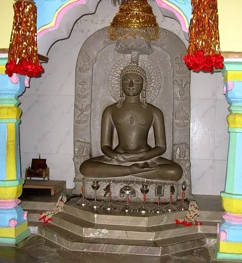 बिल्हरी येथील भगवान आदिनाथांची बसलेली अलंकाररहित दगडी मूर्ती, मागील फलकावर कोरलेले अष्टमंगल आणि समोरच्या चौथऱ्यावर धातूची आठ मंगल द्रव्ये.