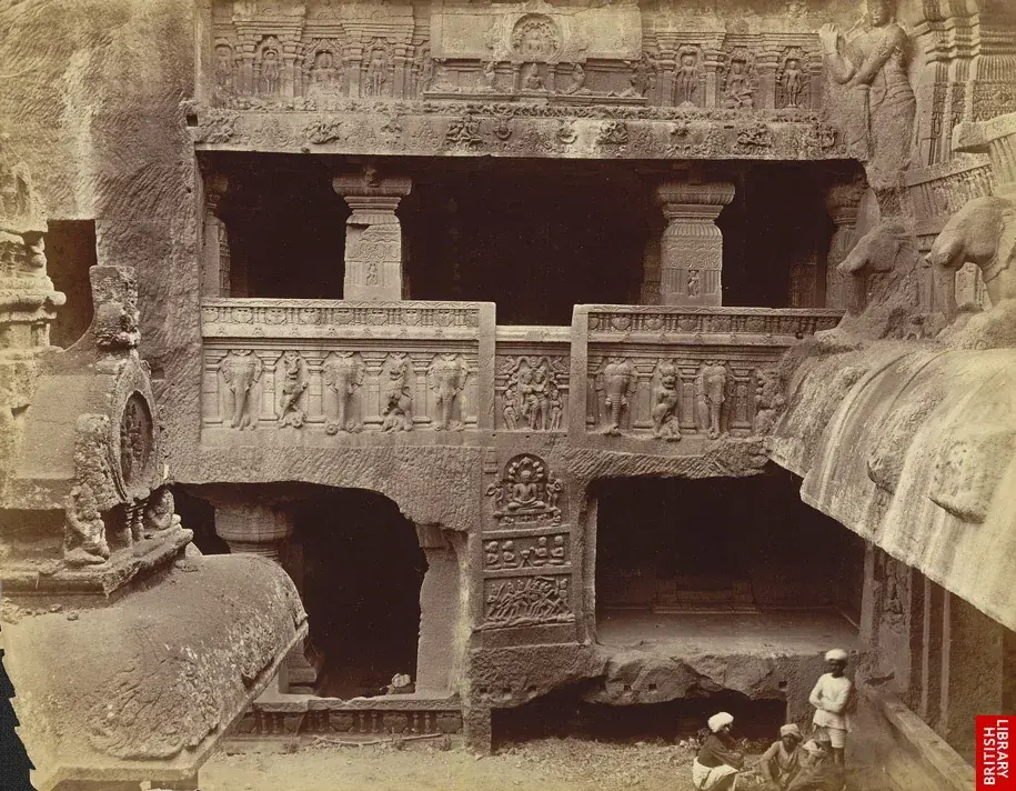 एलोऱ्यातील बत्तिसाव्या जैन लेणी इंद्रसभेच्या डाव्या भागाचे एकोणिसाव्या शतकातील छायाचित्र, ज्यात शिळेत कोरलेले स्तंभ व मूर्ती दिसतात.