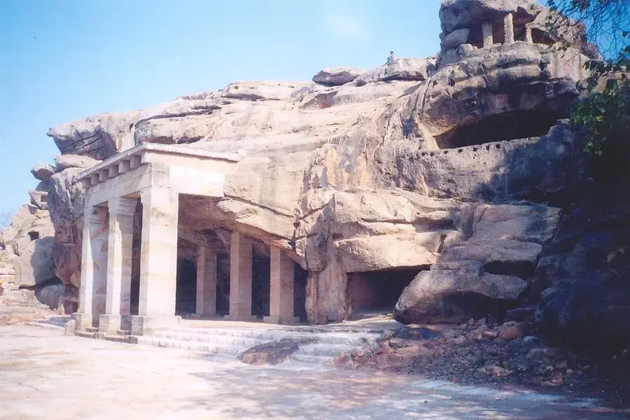 भुवनेश्वरजवळील उदयगिरी टेकडीवरील हाथीगुंफा: मोठ्या वाळूखडकात कोरलेली लेणी, समोर स्तंभयुक्त ओसरी आणि तिच्यावर उठणारा नैसर्गिक शिळेचा छज्जा, ज्यावर खारवेलाचा शिलालेख कोरलेला आहे.